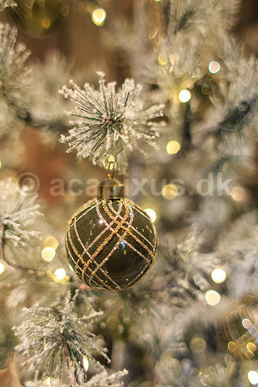 Julepynt i julestue. Julepynt i Vangehus Br�nde julestue til julemarked i Hareskoven; ; V�rl�se; Danmark; ; Sev�rdigheder; Handel, julemarkeder, juleudsmykning, julestemning