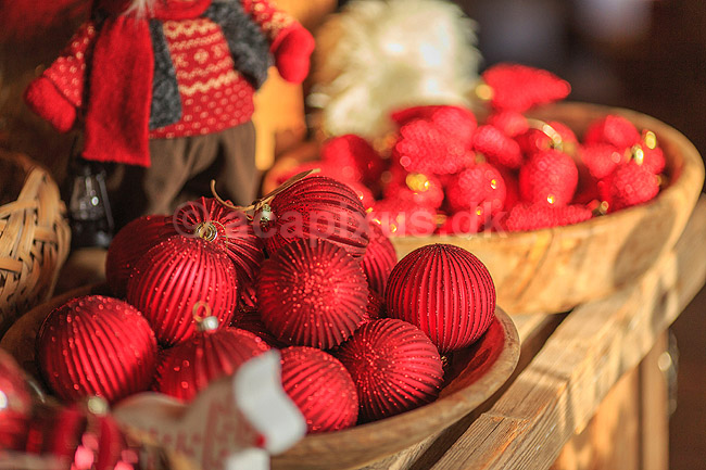 Julepynt i julestue. Julepynt i Vangehus Br�nde julestue til julemarked i Hareskoven; ; V�rl�se; Danmark; ; Sev�rdigheder; Handel, julemarkeder, juleudsmykning, julestemning