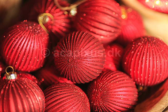 Julepynt i julestue. Julepynt i Vangehus Br�nde julestue til julemarked i Hareskoven; ; V�rl�se; Danmark; ; Sev�rdigheder; Handel, julemarkeder, juleudsmykning, julestemning