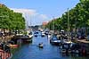 Christianshavns Kanal. Sejlb�de i Christianshavns Kanal med Overgaden Neden Vandet og Overgaden Oven Vandet  K�benhavn Danmark   