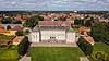 Sor�. Sor� med Sor� Akademi i forgrunden og der bagved Sor� Klosterkirke. Sor� Akademis Skole, eller blot Akademiet, fungerer som alment gymnasium, hvoraf nogle bor p� skolens kostskole. Det er landets eneste tilbagev�rende statsskole under Ministeriet for B�rn og Undervisning  Sor� Danmark   Skoler, kostskoler