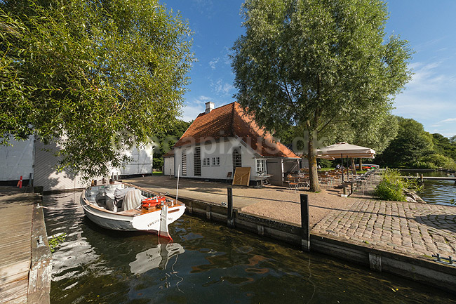Viking. B�dfartens f�rge Viking fort�jet i havnen ved Skipperhuset og Chaluphuset; ; Esrum S� / S�rup / Fredensborg; Danmark; ; ; F�rger, turf�rge, f�rgerundfart