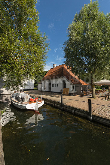 Viking. B�dfartens f�rge Viking fort�jet i havnen ved Skipperhuset og Chaluphuset; ; Esrum S� / S�rup / Fredensborg; Danmark; ; ; F�rger, turf�rge, f�rgerundfart