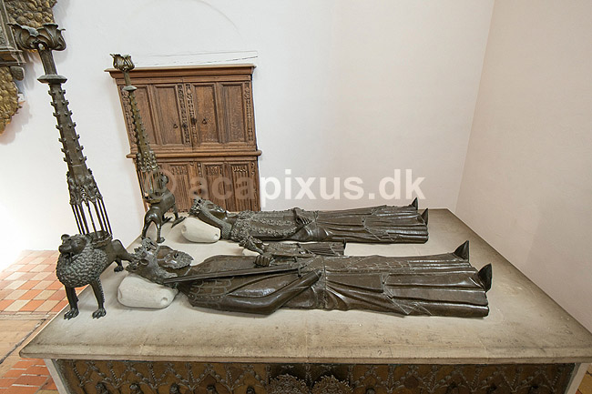 Sor� Klosterkirke. Kong Christoffer (1276-1332) og dronning Eufemia - bronze-effegier p� deres sarkofag sammen med et af deres seks b�rn; ; Sor�; Danmark; ; ; Kirker, kristendom, Konger og dronninger