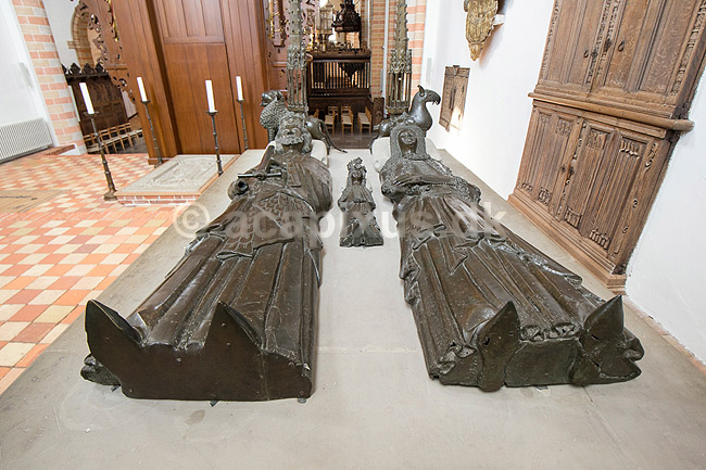 Sor� Klosterkirke. Kong Christoffer (1276-1332) og dronning Eufemia - bronze-effegier p� deres sarkofag sammen med et af deres seks b�rn; ; Sor�; Danmark; ; ; Kirker, kristendom, Konger og dronninger