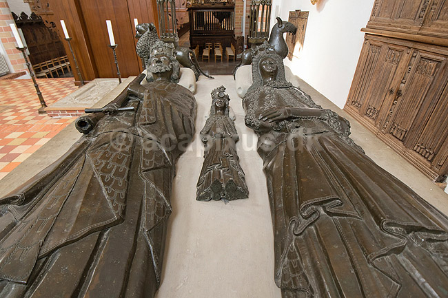 Sor� Klosterkirke. Kong Christoffer (1276-1332) og dronning Eufemia - bronze-effegier p� deres sarkofag sammen med et af deres seks b�rn; ; Sor�; Danmark; ; ; Kirker, kristendom, Konger og dronninger