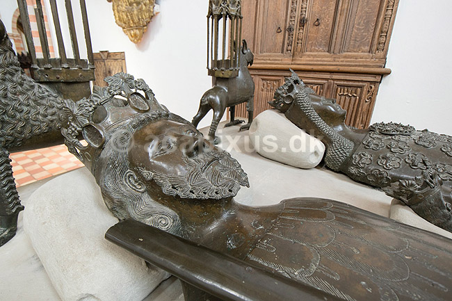 Sor� Klosterkirke. Kong Christoffer (1276-1332) og dronning Eufemia - bronze-effegier p� deres sarkofag sammen med et af deres seks b�rn; ; Sor�; Danmark; ; ; Kirker, kristendom, Konger og dronninger