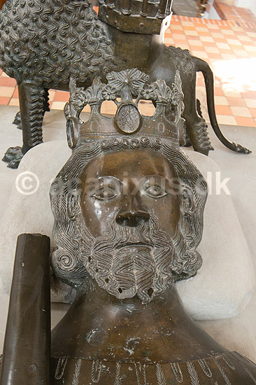 Sor� Klosterkirke. Kong Christoffer - bronze-effegier p� hans og dronning Eufemia sarkofag; ; Sor�; Danmark; ; ; Kirker, kristendom, Konger og dronninger