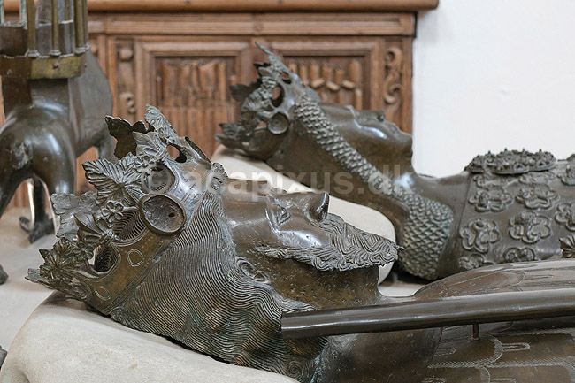 Sor� Klosterkirke. Kong Christoffer (1276-1332) og dronning Eufemia - bronze-effegier p� deres sarkofag sammen med et af deres seks b�rn; ; Sor�; Danmark; ; ; Kirker, kristendom, Konger og dronninger
