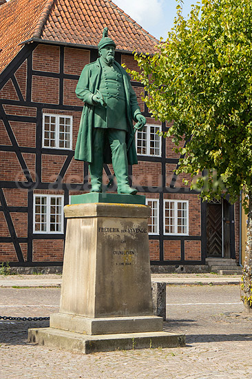 Frederik den Syvende. Statue af Frederik den Syvende som gav grundloven p� Torvet i Sor�; ; Sor�; Danmark; ; ; Kongehuset, konger, grundlov