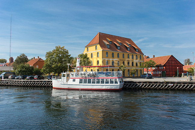 Sk�lsk�r Dampm�lle. Dampm�llen ved Sk�lsk�r havn blev opf�rt i 1853 for pastor Niels Madsen Harboe - i forgrunden f�rgen Skjelsk�r V / P941; ; Sk�lsk�r; Danmark; ; ; Dampm�ller, f�rger