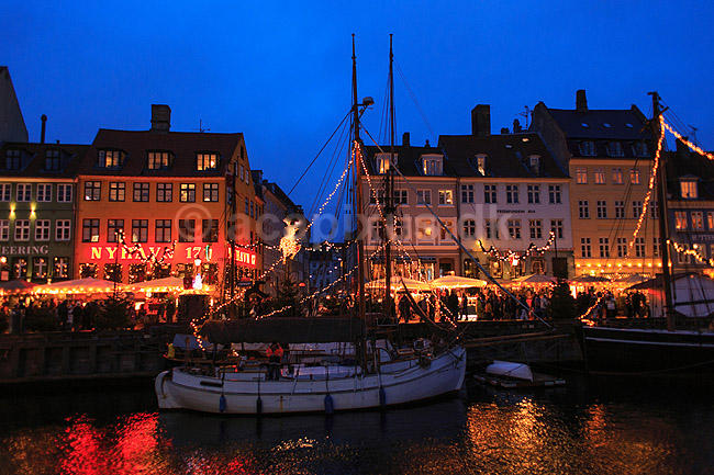 Julemarked p� Nyhavn. Juleudsmykning til Julemarked p� Nyhavn; ; Nyhavn / K�benhavn; Danmark; ; Sev�rdigheder; Julemarkeder, jul, julehandel, handel, juleudsmykning, julestemning