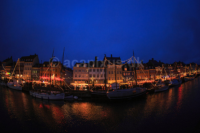 Julemarked p� Nyhavn. Juleudsmykning til Julemarked p� Nyhavn; ; Nyhavn / K�benhavn; Danmark; ; Sev�rdigheder; Julemarkeder, jul, julehandel, handel, juleudsmykning, julestemning