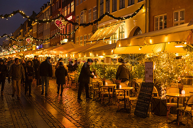 Julemarked p� Nyhavn. Juleudsmykning til Julemarked p� Nyhavn; ; Nyhavn / K�benhavn; Danmark; ; Sev�rdigheder; Julemarkeder, jul, julehandel, handel, juleudsmykning, julestemning