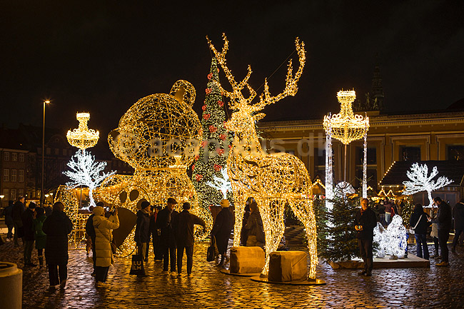 Julemarked. Juleudsmykning til Julemarked p� Bertel Thorvaldsens Plads i K�benhavn; ; Bertel Thorvaldsens Plads / K�benhavn; Danmark; ; Sev�rdigheder; Julemarkeder, jul, julehandel, handel, juleudsmykning, julestemning