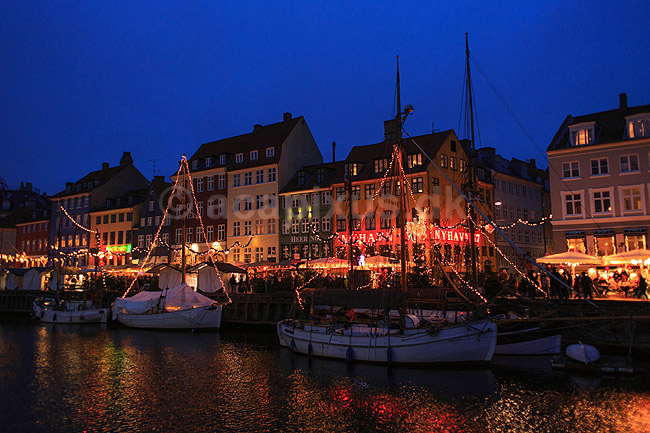 Julemarked p� Nyhavn. Juleudsmykning til Julemarked p� Nyhavn; ; Nyhavn / K�benhavn; Danmark; ; Sev�rdigheder; Julemarkeder, jul, julehandel, handel, juleudsmykning, julestemning