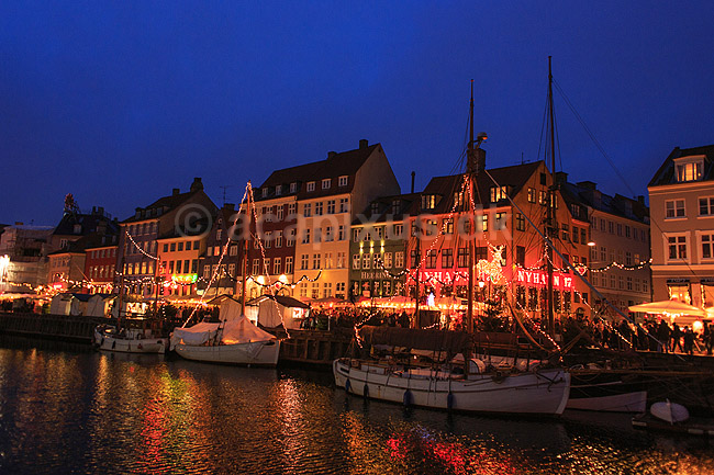 Julemarked p� Nyhavn. Juleudsmykning til Julemarked p� Nyhavn; ; Nyhavn / K�benhavn; Danmark; ; Sev�rdigheder; Julemarkeder, jul, julehandel, handel, juleudsmykning, julestemning