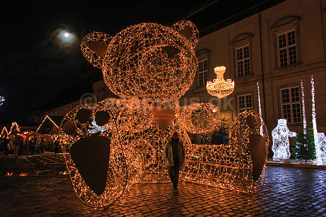 Julemarked. Juleudsmykning til Julemarked p� Bertel Thorvaldsens Plads i K�benhavn; ; Bertel Thorvaldsens Plads / K�benhavn; Danmark; ; Sev�rdigheder; Julemarkeder, jul, julehandel, handel, juleudsmykning, julestemning