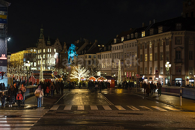 Julemarked. Juleudsmykning til Julemarked p� H�jbro Plads i K�benhavn; ; H�jbro Plads / K�benhavn; Danmark; ; Sev�rdigheder; Julemarkeder, jul, julehandel, handel, juleudsmykning, julestemning