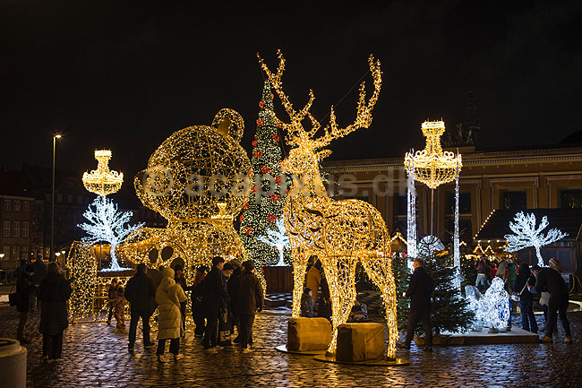 Julemarked. Juleudsmykning til Julemarked p� Bertel Thorvaldsens Plads i K�benhavn; ; Bertel Thorvaldsens Plads / K�benhavn; Danmark; ; Sev�rdigheder; Julemarkeder, jul, julehandel, handel, juleudsmykning, julestemning