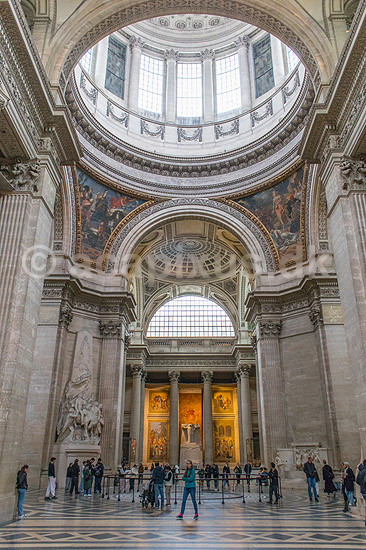 Pantheon i Paris. Panheon, som oprindeligt var bygget som kirke, men nu fungerer som mausoleum siden Victor Hugos begravelse; ; Paris; Frankrig; ; ; Sev�rdigheder, Sainte-Genevieve kirken, AUX GRANDS HOMMES LA PATRIE RECONNAISSANTE,Til store m�nd f�drelandets taknemmelighed