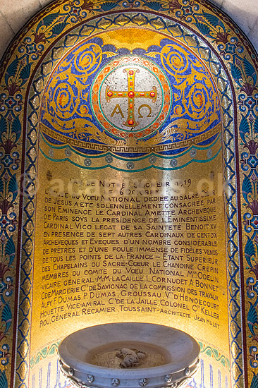 Sacre-Coeur i Paris. Inskriptioner i alkove over d�befonten i kirken Sacre Coeur ( Jesus Hellige Hjerte ) p� toppen af Montmartre i Paris; ; Montmartre / Paris; Frankrig; ; ; Sacre-C�ur, Sacre C�ur, kirker, religion, katolsk, katolisisme, Paul Abadie