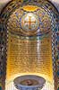 Sacre-Coeur i Paris. Inskriptioner i alkove over d�befonten i kirken Sacre Coeur ( Jesus Hellige Hjerte ) p� toppen af Montmartre i Paris  Montmartre / Paris Frankrig   Sacre-C�ur, Sacre C�ur, kirker, religion, katolsk, katolisisme, Paul Abadie