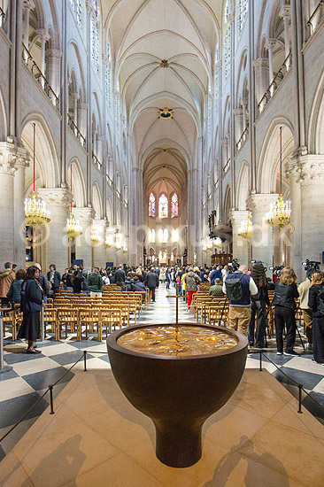 Notre Dame i Paris. Notre Dame - det restaurerede hovedskib; ; Ile de la Cite / Paris; Frankrig; ; ; Religion, kristendom, Notre Dame Cathedral, 6 Parvis Notre-Dame - Place Jean-Paul II, 75004 Paris, France. Kirker, domkirker, katedral, katedraler