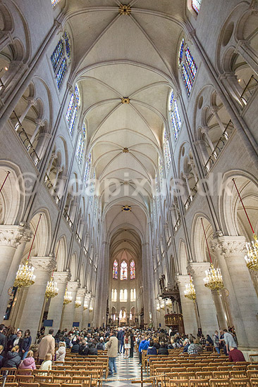 Notre Dame i Paris. Notre Dame - det restaurerede hovedskib; ; Ile de la Cite / Paris; Frankrig; ; ; Religion, kristendom, Notre Dame Cathedral, 6 Parvis Notre-Dame - Place Jean-Paul II, 75004 Paris, France. Kirker, domkirker, katedral, katedraler