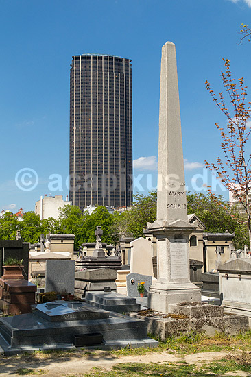 Montparnasse Cemetery i Paris. Gravsteder p� Montparnasse kirkeg�rden i Paris med Tour de Montparnasse i baggrunden; ; Montparnasse / Paris; Frankrig; ; ; D�d, begravelse, kirkeg�rde
