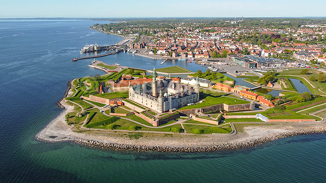 Kronborg Slot. Kronborg Slot, Kronborg Strand, Kulturv�rftet, �resundsf�rgen og Helsing�r by; ; Helsing�r; Danmark; ; Sev�rdigheder; F�rgeterminal, f�rgeterminaler, slotte