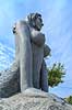 Den Store Havfrue statue p� Drag�r Havn. Den Store Havfrue, bestilt af Peter Bech, udf�rt i Kina i kinesisk granit, blev i 2006 rejst over for skulpturen Isbj�rn med unger p� Langeliniekajen og blev i 2018 flyttet til Drag�r Fort. Blev i 2025 anklaget for at v�re sexistisk, pornografisk og vulg�r og Drag�r Kommune �nsker den fjernet. Alle adspurgte under fortograferingen anser den dog som smuk og mener den om noget skulle have en mere fremtr�dende plads.  Drag�r Danmark  sev�rdigheder Havfruer, skulpturer