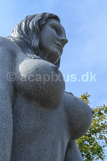 Den Store Havfrue statue p� Drag�r Havn. Den Store Havfrue, bestilt af Peter Bech, udf�rt i Kina i kinesisk granit, blev i 2006 rejst over for skulpturen Isbj�rn med unger p� Langeliniekajen og blev i 2018 flyttet til Drag�r Fort. Blev i 2025 anklaget for at v�re sexistisk, pornografisk og vulg�r og Drag�r Kommune �nsker den fjernet. Alle adspurgte under fortograferingen anser den dog som smuk og mener den om noget skulle have en mere fremtr�dende plads.; ; Drag�r; Danmark; ; sev�rdigheder; Havfruer, skulpturer