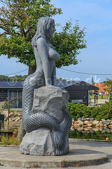 Den Store Havfrue statue p� Drag�r Havn. Den Store Havfrue, bestilt af Peter Bech, udf�rt i Kina i kinesisk granit, blev i 2006 rejst over for skulpturen Isbj�rn med unger p� Langeliniekajen og blev i 2018 flyttet til Drag�r Fort. Blev i 2025 anklaget for at v�re sexistisk, pornografisk og vulg�r og Drag�r Kommune �nsker den fjernet. Alle adspurgte under fortograferingen anser den dog som smuk og mener den om noget skulle have en mere fremtr�dende plads.; ; Drag�r; Danmark; ; sev�rdigheder; Havfruer, skulpturer
