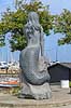 Den Store Havfrue statue p� Drag�r Havn. Den Store Havfrue, bestilt af Peter Bech, udf�rt i Kina i kinesisk granit, blev i 2006 rejst over for skulpturen Isbj�rn med unger p� Langeliniekajen og blev i 2018 flyttet til Drag�r Fort. Blev i 2025 anklaget for at v�re sexistisk, pornografisk og vulg�r og Drag�r Kommune �nsker den fjernet. Alle adspurgte under fortograferingen anser den dog som smuk og mener den om noget skulle have en mere fremtr�dende plads.  Drag�r Danmark  sev�rdigheder Havfruer, skulpturer