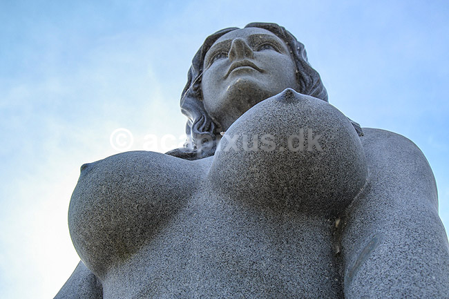 Den Store Havfrue statue p� Drag�r Havn. Den Store Havfrue, bestilt af Peter Bech, udf�rt i Kina i kinesisk granit, blev i 2006 rejst over for skulpturen Isbj�rn med unger p� Langeliniekajen og blev i 2018 flyttet til Drag�r Fort. Blev i 2025 anklaget for at v�re sexistisk, pornografisk og vulg�r og Drag�r Kommune �nsker den fjernet. Alle adspurgte under fortograferingen anser den dog som smuk og mener den om noget skulle have en mere fremtr�dende plads.; ; Drag�r; Danmark; ; sev�rdigheder; Havfruer, skulpturer