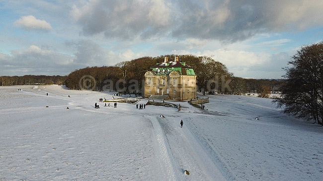 Eremitage Slottet i vinterlandskab. Eremitage Slottet omgivet af sne i Dyrehaven; ; J�gersborg Dyrehave / Sj�lland; ; ; ; slotte, jagtslotte, sev�rdigheder, Eremitageslottet, Dyrehaven, vinter, frost, kulde