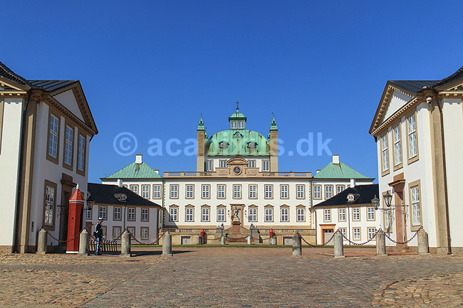 Fredensborg Slot. Livgarder st�r vagt foran Fredensborg Slot - med spidshue pga varmen; ; Fredensborg Slot / Fredensborg; Danmark; ; ; Slotte, kongeslotte, Livgarden hvidt vagtkompagni, uniformer