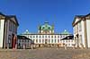 Fredensborg Slot. Livgarder st�r vagt foran Fredensborg Slot - med spidshue pga varmen  Fredensborg Slot / Fredensborg Danmark   Slotte, kongeslotte, Livgarden hvidt vagtkompagni, uniformer