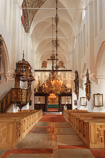Helsing�r domkirke - Sankt Olai kirke. Kirkeskibet med pr�dikestol i Helsing�r Domkirke eller Sankt Olai kirke; ; Helsing�r; Danmark; ; Sev�rdigheder; turistsev�rdigheder, religion, kristendom, kirker, kirke, domkirker