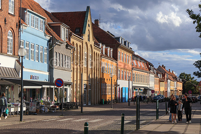 Torvet og Brogade i K�ge. Torvet og Brogade med gamle byhuse i K�ge; ; K�ge; Danmark; ; Sev�rdigheder; gader, byhuse, str�der