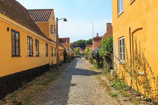 Von Ostensgade i Drag�r. Karakteristiske gule huse i Von Ostensgade i Drag�r; ; Drag�r; Danmark; ; Sev�rdigheder; 