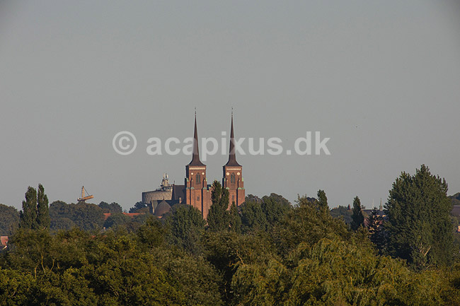 Roskilde Domkirke. Roskilde Domkirke ved opgang af blodm�ne - m�nen er ikke synlig pga aftendisen; ; Roskilde; Danmark; ; Sev�rdigheder; turistsev�rdigheder, religion, kristendom, kirker, kirke, domkirker