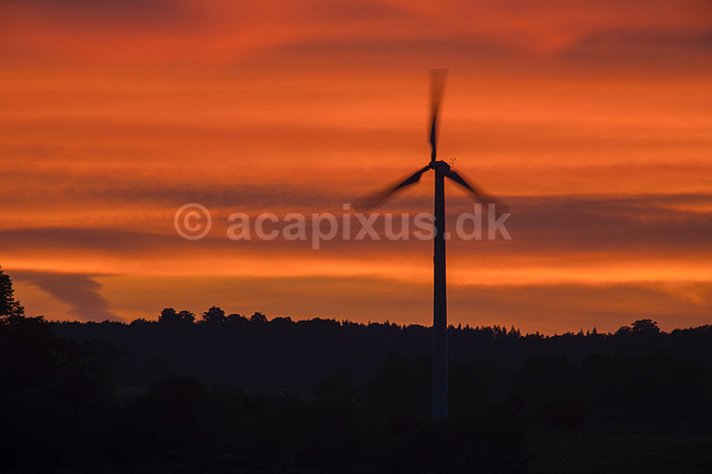 Vindm�lle. Vindm�lle i solnedgang n�r Kattinge ved Roskilde; ; Kattinge / Roskilde; Danmark; ; ; Vindm�lle, vindenergi, energi, str�m, gr�n energi, vedvarende energi