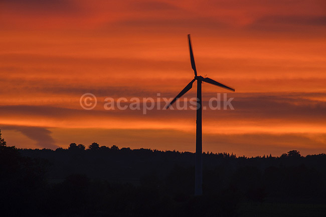 Vindm�lle. Vindm�lle i solnedgang n�r Kattinge ved Roskilde; ; Kattinge / Roskilde; Danmark; ; ; Vindm�lle, vindenergi, energi, str�m, gr�n energi, vedvarende energi