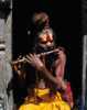 Sadhu der spiller p� fl�jte ved Pashupatinath templet  Kathmandu Nepal Asien  mennesker musik hinduisme instumenter