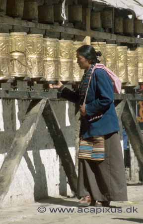 Tibetansk pilgrim ved bedem�lle ved Jokhang Templet; ; Lhasa; Tibet (Kina); Asien; ; 