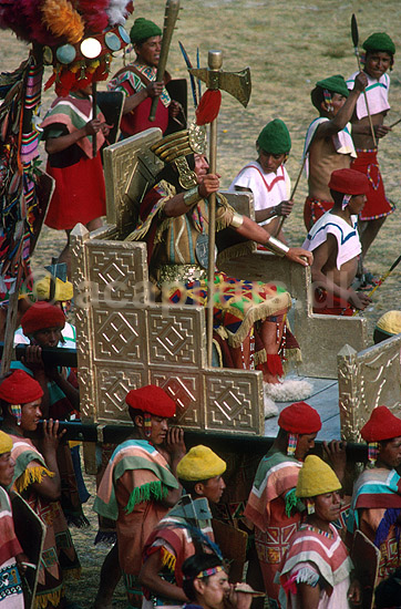 Inti Raimi festivallen. Inka b�res i en gylden trone; ; Sacsayhuaman / Cuzco; Peru; Syd Amerika; ; 