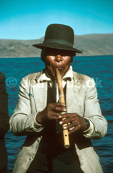 Mand der spiller p� fl�jte; ; Lake Titicaca; Peru; Syd Amerika; ; 