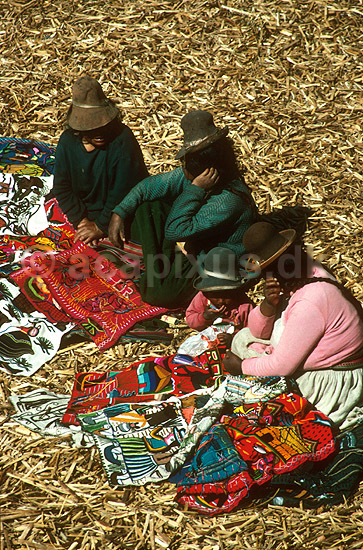 Beboere p� uros (siv-�) s�lger h�ndv�rk p� Titicacas�en; ; Lake Titicaca; Peru; Syd Amerika; ; 
